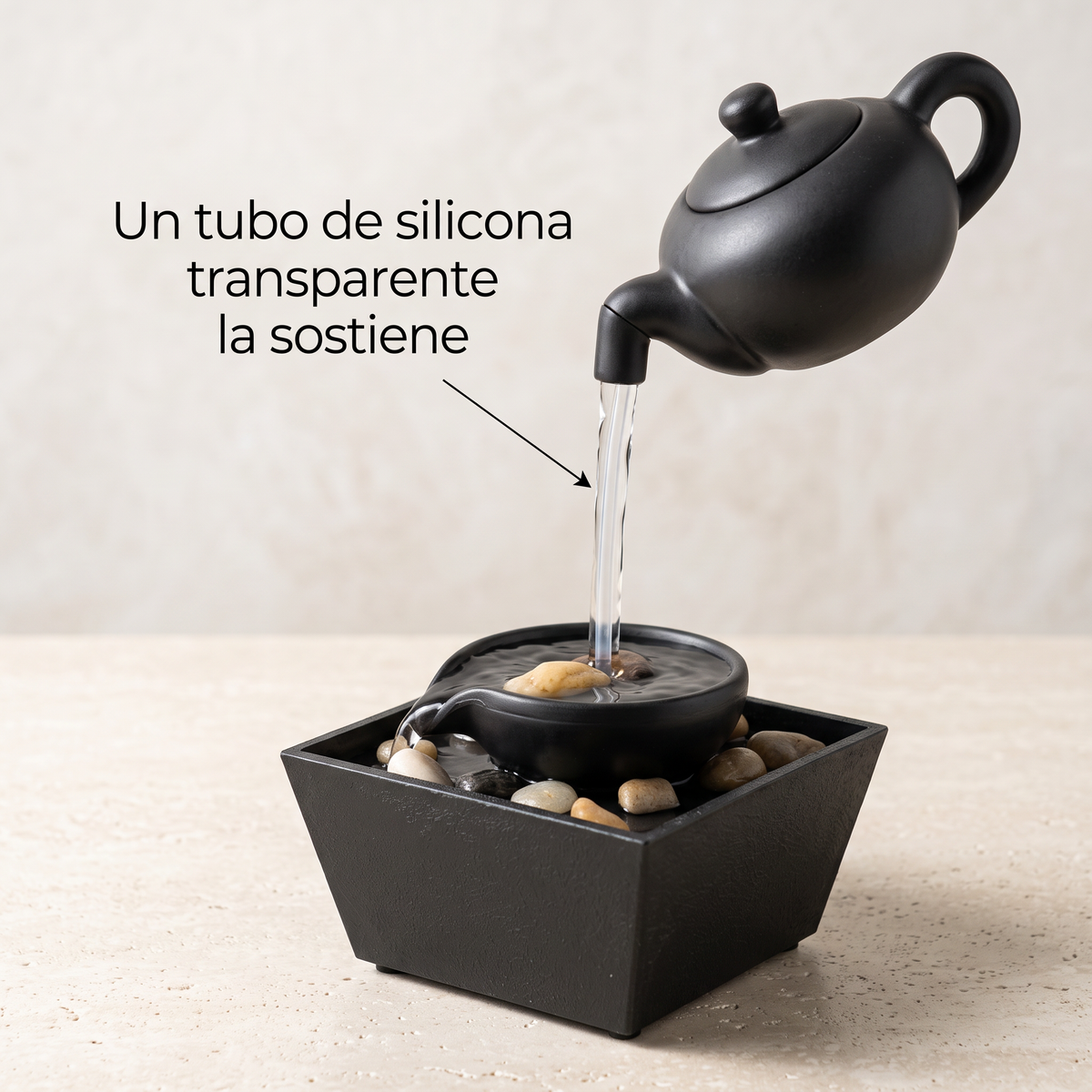 Un tubo de silicona transparente sostiene la tetera