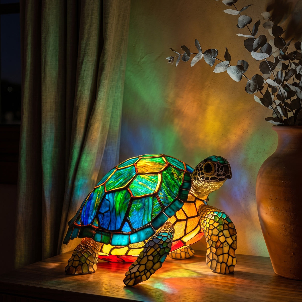Lámpara tortuga de vitral encendida sobre una consola de nogal por la noche
