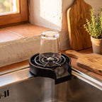 Enjuagador de vasos instalado en el fregadero de una cocina