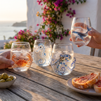 Los cuatro vasos con figuras marinas en uso en una mesa de terraza espanola