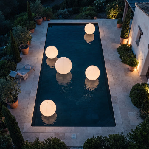 Set de 5 bolas solares flotantes iluminando toda la piscina de noche
